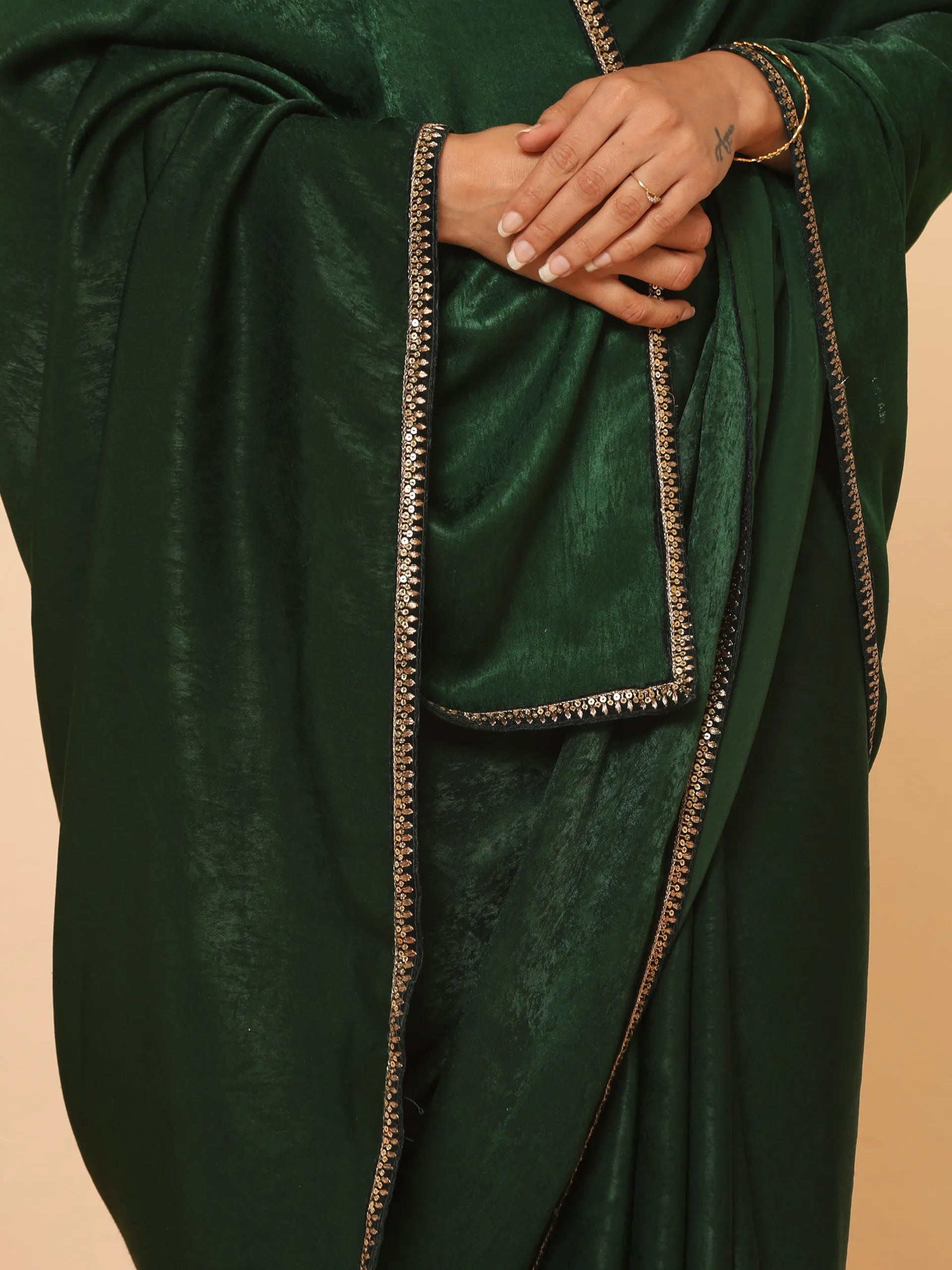 Green Posh Velvety Saree with Lace and Blouse Fabric